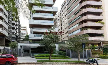 Apartamento mobiliado, com cerca de 256,42m² privativos e com 3 suítes,