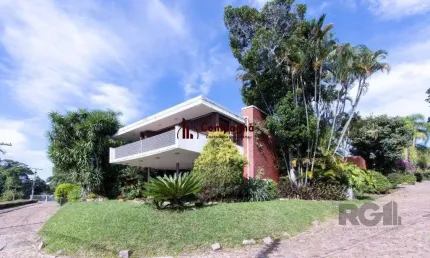 Casa com 724 m² privativos, 4 dormitórios sendo 4 suítes, 6 vagas sendo 3 cobert