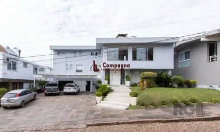 Casa em condominio . com 6 suites, sendo 3 suítes master com closet e hidro.