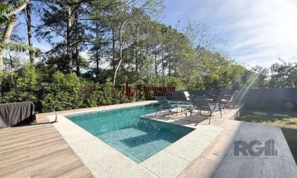 Casa em condomínio com pátio, piscina, 3 suítes e 2 vagas