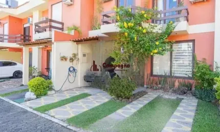 Linda casa com 3 dormitórios, sendo 1 suíte, sala ampla no condomínio de ótima l