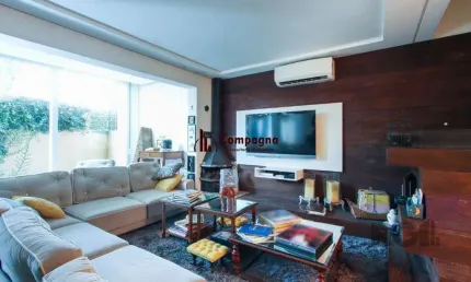 Casa com 327m² de área privativa, oferecendo 3 dormitórios, sendo 3 suítes