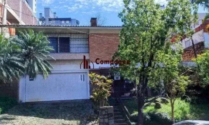 Casa ampla, terreno excelente tamanho,  localização privilegiada em  porto alegr