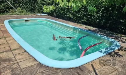 Casa de 3 dormitórios com piscina no bairro cristal.