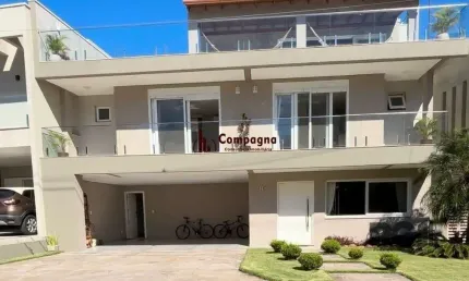 Casa em condomínio com 4 suítes, 4 vagas de garagem, pátio com piscina