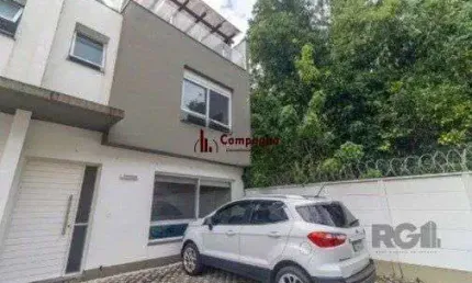 Casa impecável e mobiliada, com 3 niveis, possui 3 dormitórios sendo 1 suíte, 4