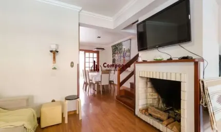 Casa em condomínio de 3 dormitórios sendo 1 suíte e 2 vagas de garagem no bairro