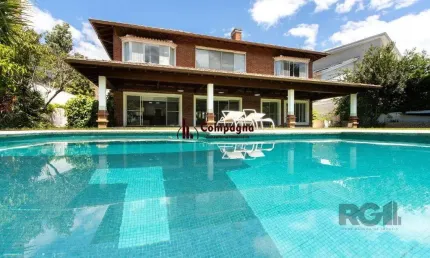 Casa no terra ville com 4 suítes e fundo para o lago.