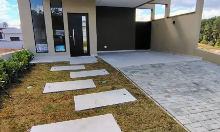 Casa térrea com 3 quartos, sendo 1 suíte com closet, conceito aberto para 3 ambientes e pé direito alto