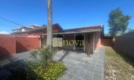 Belíssima casa com 02 dormitórios para locação no bairro martim de sá, caraguatatuba, litoral norte