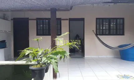 Charmosa casa térrea à venda, com 02 dormitórios e 02 vagas de garagem no indaiá, em caraguatatuba,