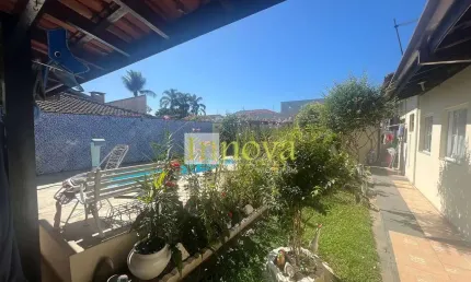 Linda casa térrea à venda, com espaço gourmet e três dormitórios sendo uma suíte, no jardim britâni
