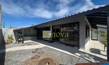 Casa para venda e locação, com 03 suítes e 04 vagas de garagem a 200m da orla do indaiá, em caragua