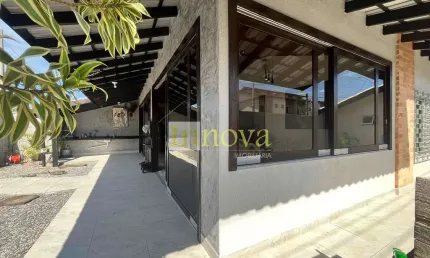 Casa para venda e locação, com 03 suítes e 04 vagas de garagem a 200m da orla do indaiá, em caragua