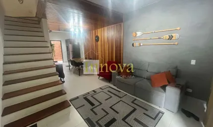 Charmosa casa em condomínio à venda, lindamente decorada, com duas suítes, no pontal de santa marin