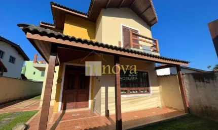 Casa à venda, com 136m2 de contrução com 02 domritórios + 01 suíte em rua próxima a orla da praia d