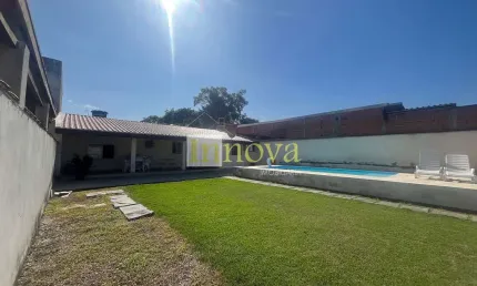 Casa à venda, com 490m2 de terreno e 162m2 de contrução, com  espaço gourmet e piscina no jardim da