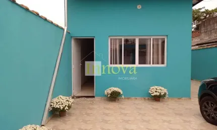 Casa térrea à venda, com três dormitórios sendo uma suíte, no bairro jardim das gaivotas, em caragu
