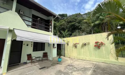 Sobrado à venda, em condomínio fechado, com 02 dormitórios e 03 banheiros na praia da martim de sá,