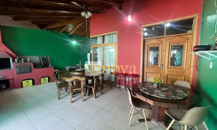 Casa térrea à venda, com 414m2 de terreno e 220m2 de construção e 03 suítes na prainha, litoral nor