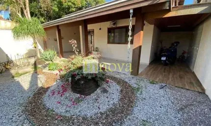 Belíssima casa à venda, com 02 dormitórios + 01 suíte, área gourmet com churrasqueira na praia do i