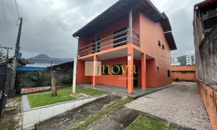 Sobrado à venda, com 250m2 de terreno e 180m2 de construção, a 300m da praia da  martim de sá