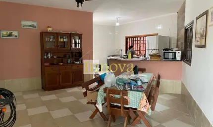 Casa térrea à venda,com 03 dormitórios e área de churrasqueira, a 600m da orla do massaguaçu, em ca