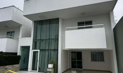 Casa de condomínio com 4 quartos e 4 banheiros à venda, 181 m²