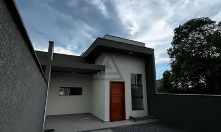 Casa com 3 quartos 1 sendo suíte, a apenas 800m do mar
