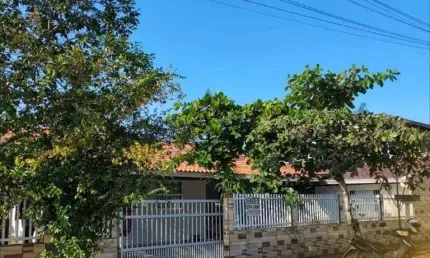 Casa à venda no eixo comercial excelente localização para moradia ou para quem deseja adequar e usar comercialmente.