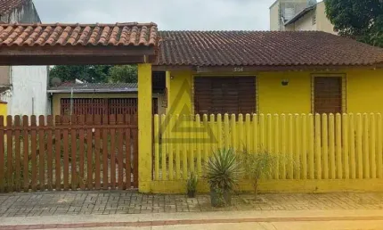 Casa à venda com 4 quartos, terreno com 336m², 14m de frente por 24m de fundos, 300m da praia em excelente localização...
