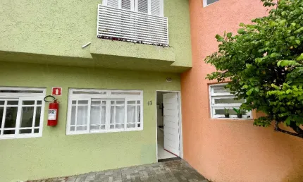 Sobrado mobiliado em condomínio no bairro maitinga, em bertioga/sp á 600 metros da praia