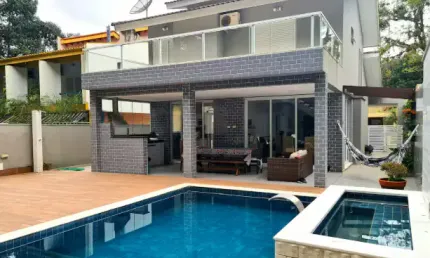 Casa com 390 metros², 3 quartos, piscina e churrasqueira em santa candida - curitiba - pr