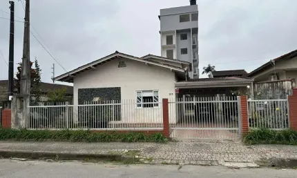 Casa de alvenaria à venda em joinville - 2 suítes, escritório, edícula, garagem, r$ 450.000, 150m²