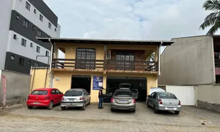 Sobrado em alvenaria com 3 suítes, piscina e sala comercial | venda r$ 1.300.000,000 | boa vista, joinville - sc