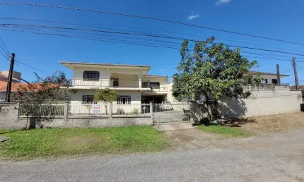 Sobrado com 2 apartamentos e edícula à venda em joinville - sc
