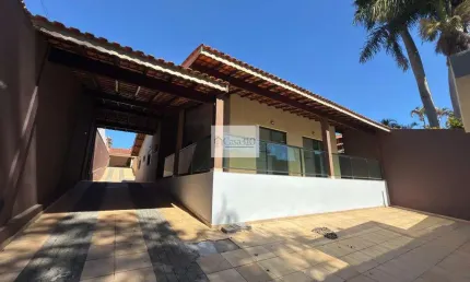 Casa térrea para  locação ou venda com piscina e três quartos com armários