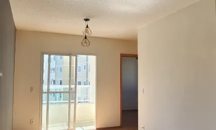 Alugo apartamento com sacada e planejados na cozinha no condomínio chapada das rosas
