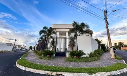 Luxo e conforto no brisas – sobrado mobiliado com área gourmet e energia solar
