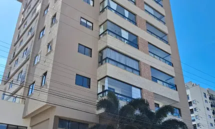 Apartamento último andar 
vista do mar e o rio itajaí
100 metros do mar
