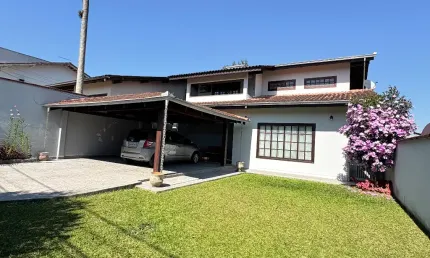 Busca espaço e privacidade? vem conhecer essa casa com área de festas grande!