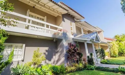 Casa de esquina com piscina e vista para praça – amplitude, charme e localização incomparável!