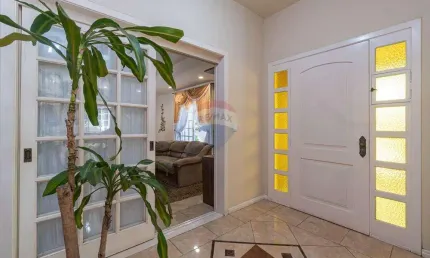 Casa de esquina com piscina e vista para praça – amplitude, charme e localização incomparável!