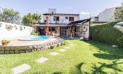 Linda casa 235m² estilo espanhol bairro guarujá  3 quartos, suíte 4 vagas para carro, piscina.