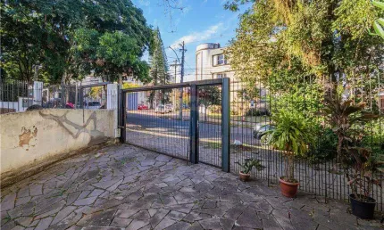 Otima casa para moradia, comercio, ou empresa, com dois pisos, vagas para 5 carros, amplo pátio excelente localização no bairro petrópolis .