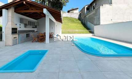 SOBRADO TRIPLEX EM CONDOMINIO COM PISCINA NA AGUA VERDE
