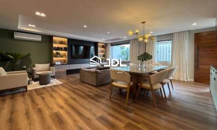 Casa Plana à Venda por R$ 2.100.000,00 com 205m² no Bairro Escola Agrícola