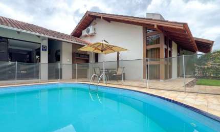 Casa mobiliada com piscina e área de festas no bairro Velha ? Blumenau.