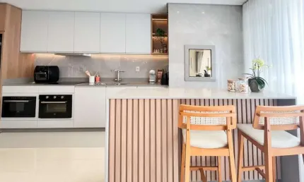 APARTAMENTO COMPLETAMENTE MOBILIADO COM ÓTIMA LOCALIZAÇÃO