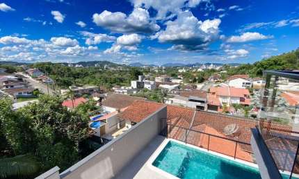 Alto padrão de acabamento! Casa com piscina no Bairro da Velha! R$ 1.650.000,00 por R$ 1.530.000,00!